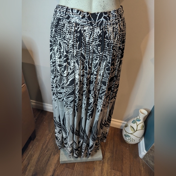 PAPA Vancouver. Boho Hippie Maxi Crinkle Broomstick Skirt, Black & White Floral - Picture 5 of 10